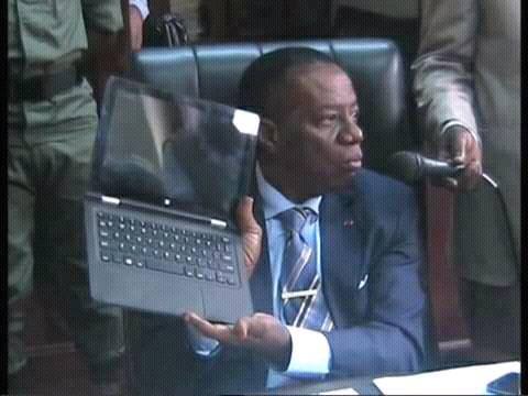 L'échantillon du laptop en question présenté par le ministre de l'enseignement supérieur